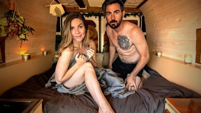 Порно көшедегі барлық адамға минет береді Майлы жезөкшелер еркектердің әтештерін жұлып алады