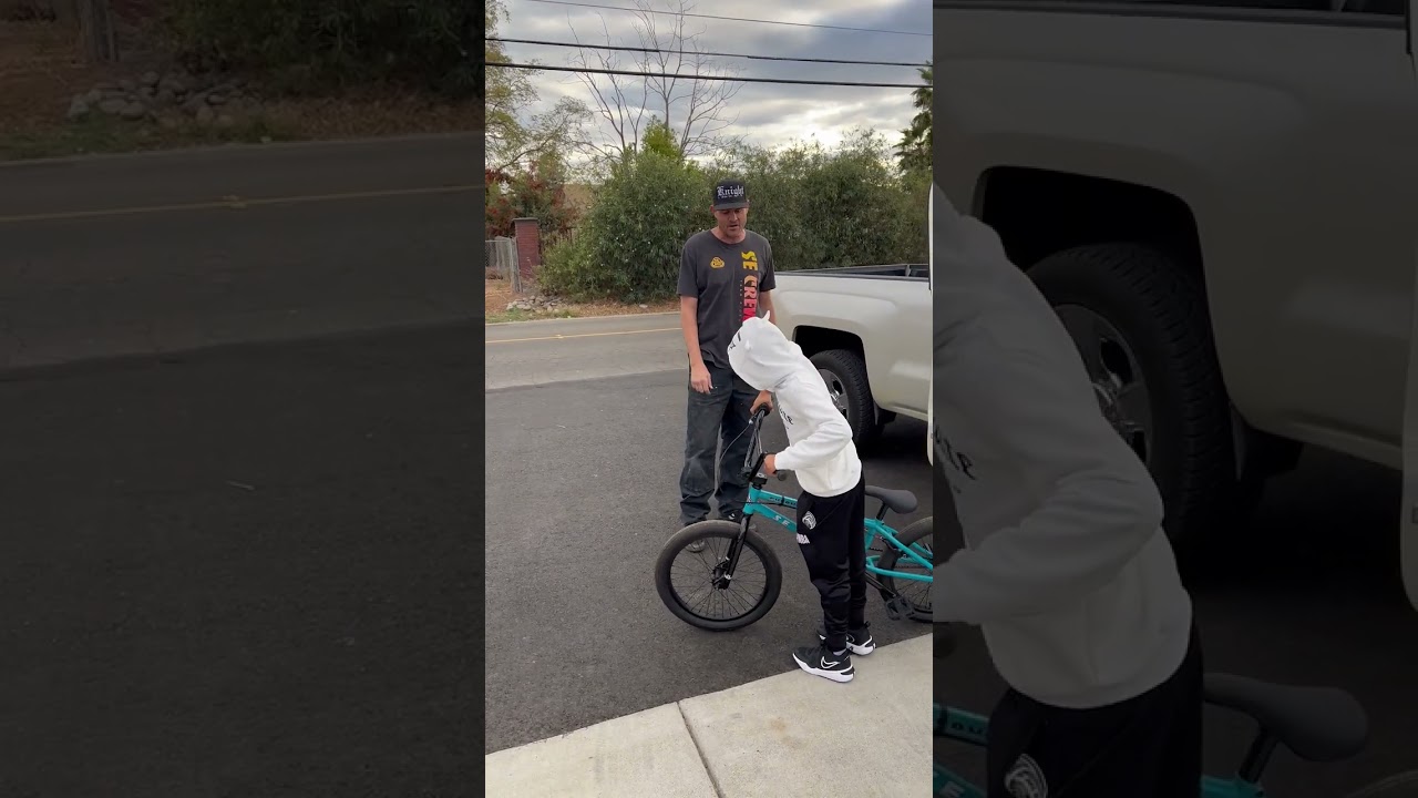 Он подарил новый велосипед SE!