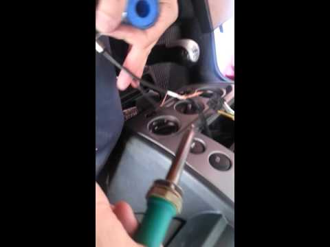 Vídeo: Como você conserta um fio de antena de carro?