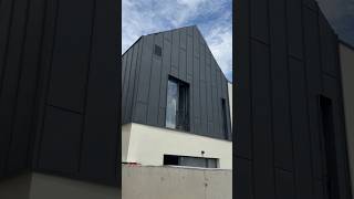 Fațadă ventilată acoperită cu tablă click🏗️alb sau negru? #acoperisuripro #construction #home #diy