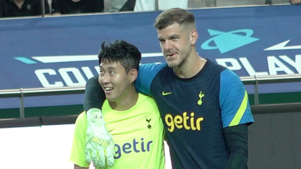 포스터와 어깨동무 한 손흥민