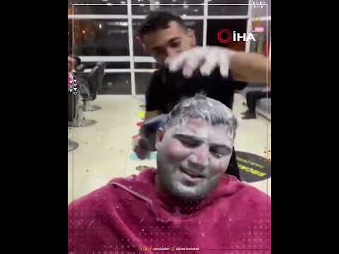 حلاق تركي يستخدم الشبشب في تدليك رأس زبون بناء على طلبه