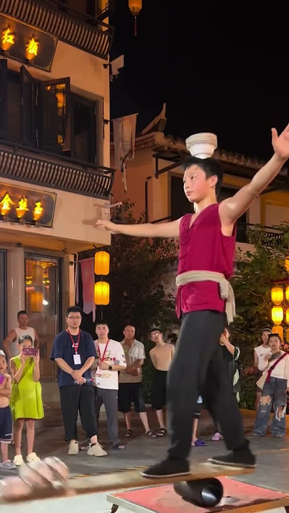 Great performance of the top bowl boy! 😮😳