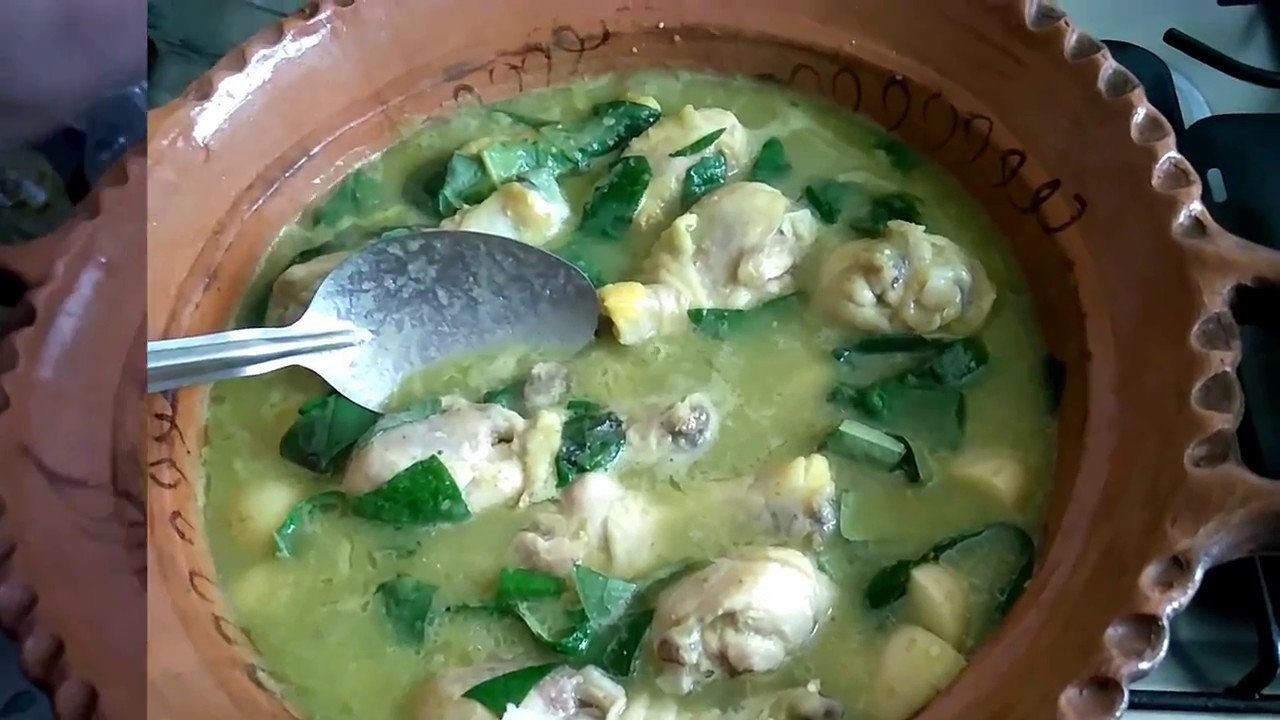 Piernas de pollo en salsa verde y hojas de acuyo