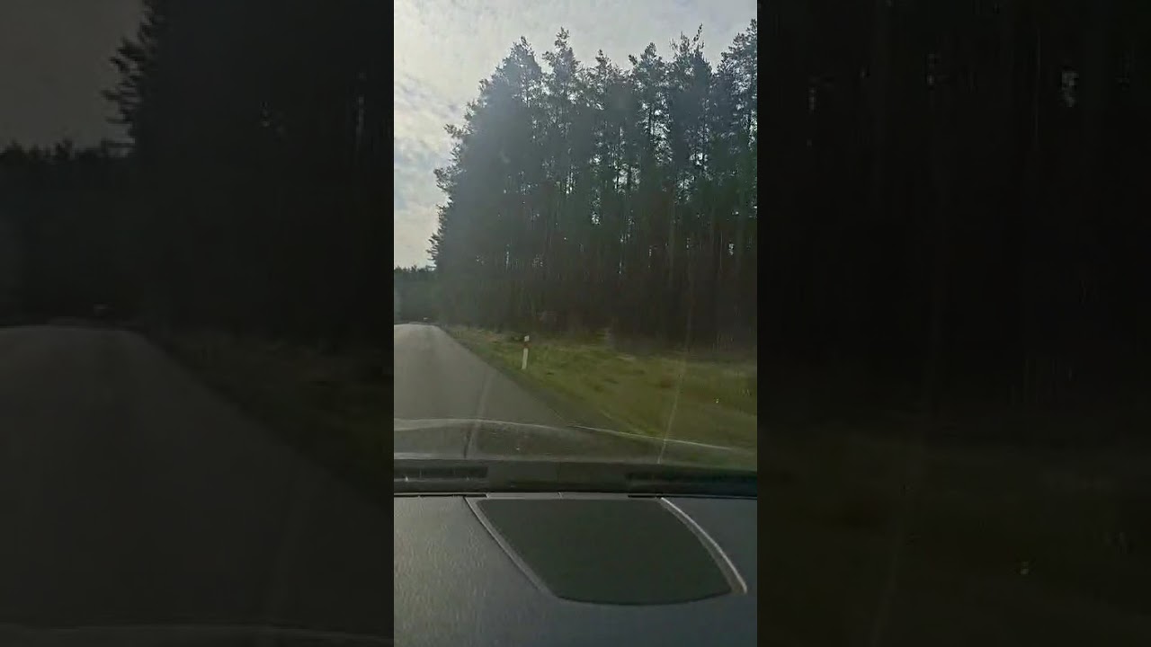 Odwrócony znak na drodze między Parową i Osiecznicą