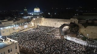 شاهد: آلاف اليهود يؤدون صلاة التوبة قرب حائط البراق في القدس