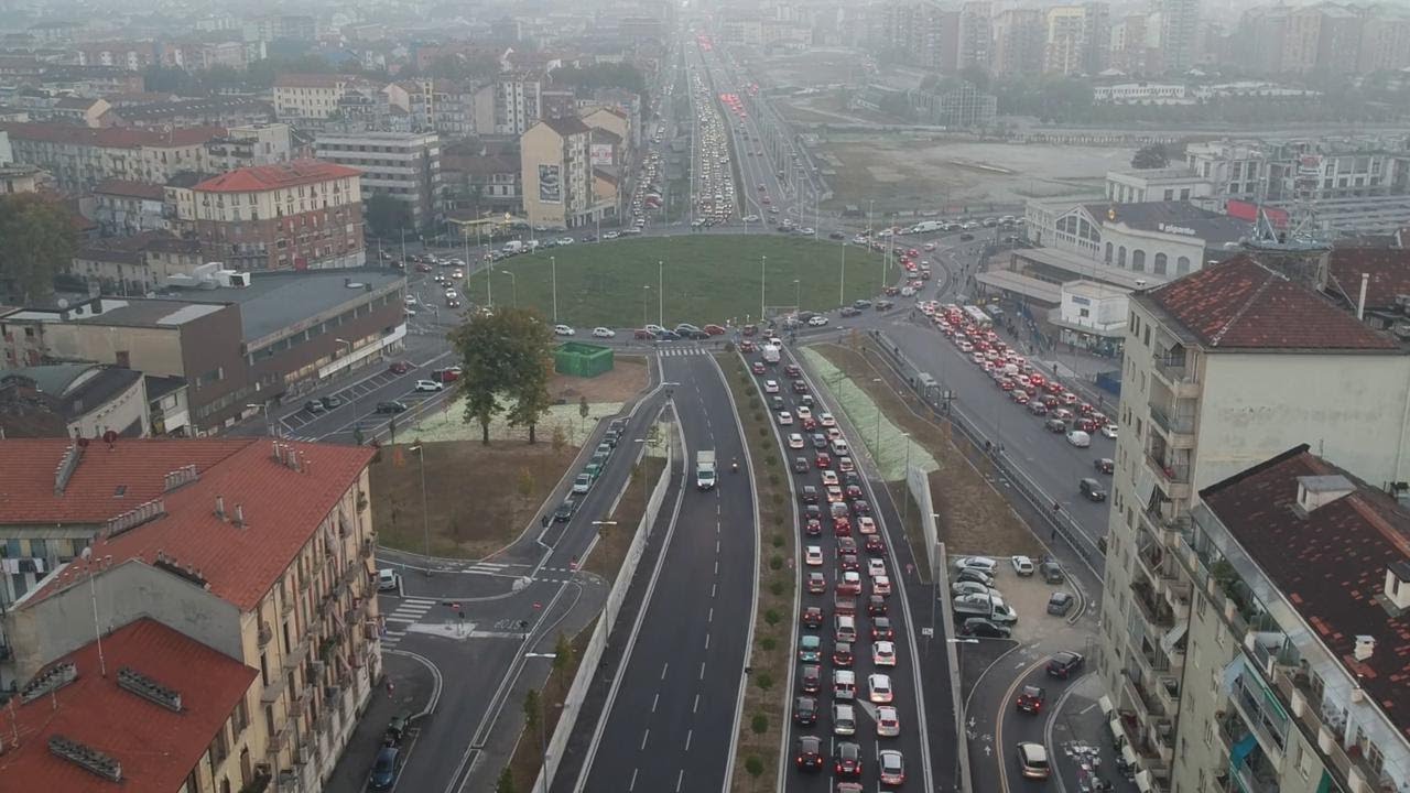 Caos in piazza Baldissera: quattro pattuglie di vigili per dirigere l'inferno degli automobilisti