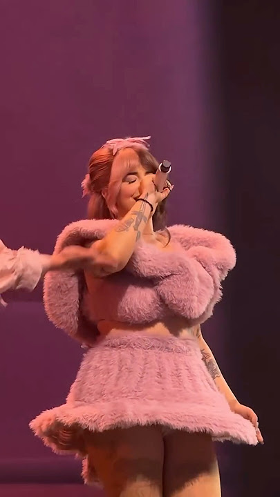 Melanie Martinez performing “play date” in Paris! 💗 #melaniemartinez #shorts #fyp #trending