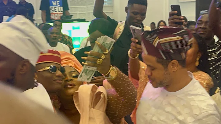 ENIOLA BADMUS SPRAY WIZKID AT HIS MOTHER BURIAL CEREMONY