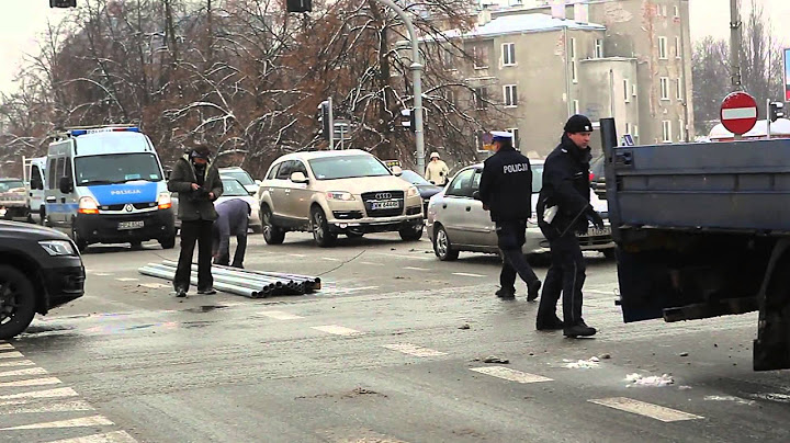 Ciezarowka zgubila ladunek. Policja pomaga kierowcy.