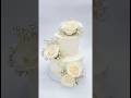 Cake de buttercream y rosas blancas …Diseño sencillo para bodas con tecnica de espatulado 🤍