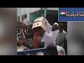 الطمام بالمجان شاهد بعد تراجع أسعارها تاجر طماطم يقدم على خطوة غير مألوفة في أسواق الخضار الطمام بالمجان شاهد بعد تراجع أسعارها تاجر طماطم يقدم على خطوة غير مألوفة في أسواق الخضار