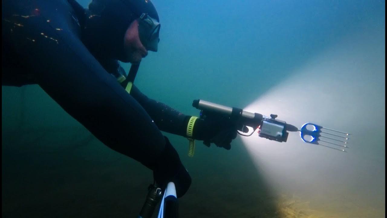 водолазное дело. неустрашимый дайвер. аквалангист на дне. Gofish cam wireless underwater. фонарь мэджик шайн для подводной охоты.