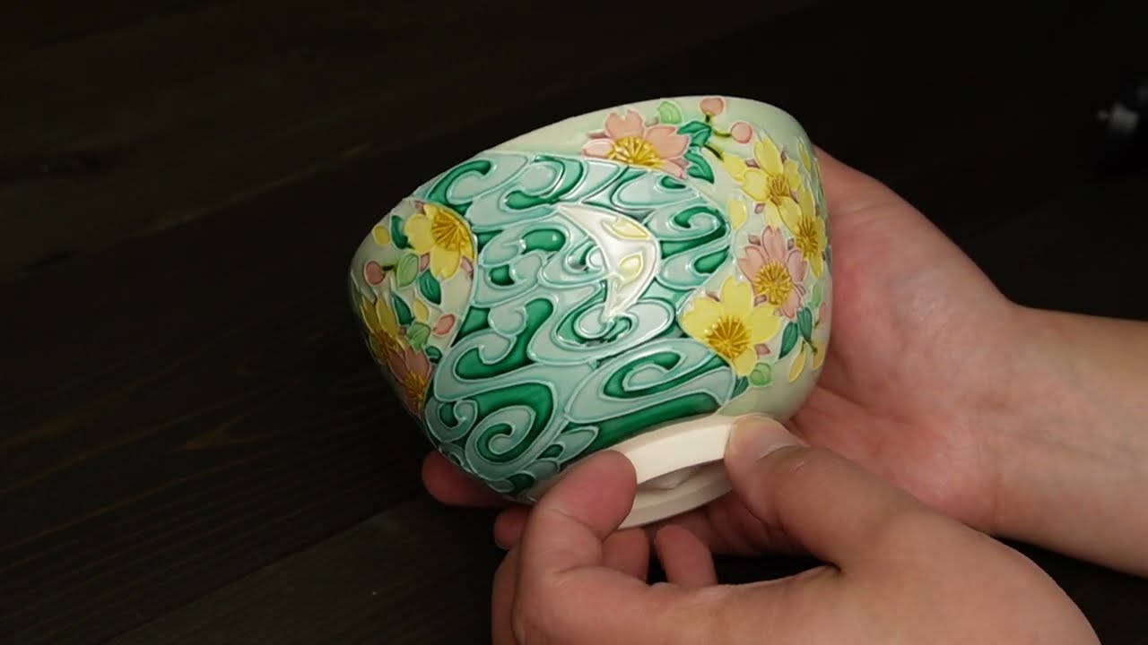抹茶碗 萌黄交趾 桜に観世水 一如 - YouTube