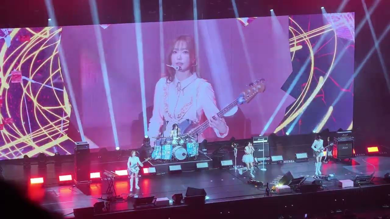 QWER - OVERDRIVE_QWER 1ST WORLD TOUR ＜ROCKATION＞ in TAIPEI_20260215