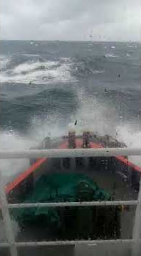 kapal TB kena ombak besar di laut jawa