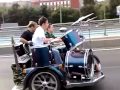 Un groupe de musique en side car