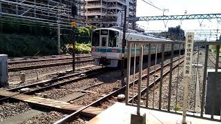 小田急1000形未更新車1253F(6両固定編成）が新百合ヶ丘駅を発車するシーン。
