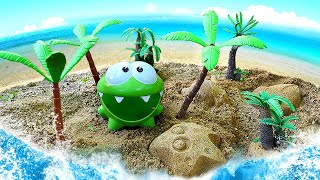 Ам Ням играет в пляж в песочнице! Песочница для малышей и развивающие мультики для детей