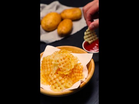 【〇〇を使うだけであのポテチが作れちゃう！？】カリッカリ♪やみつきワッフルポテトチップス / Waffle Potato Fries #Shorts | Tasty Japan