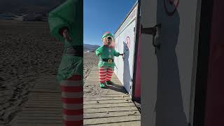 el elfo va al baño de la playa