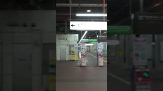 人影がない深夜の豊橋駅JR名鉄乗り換え改札口