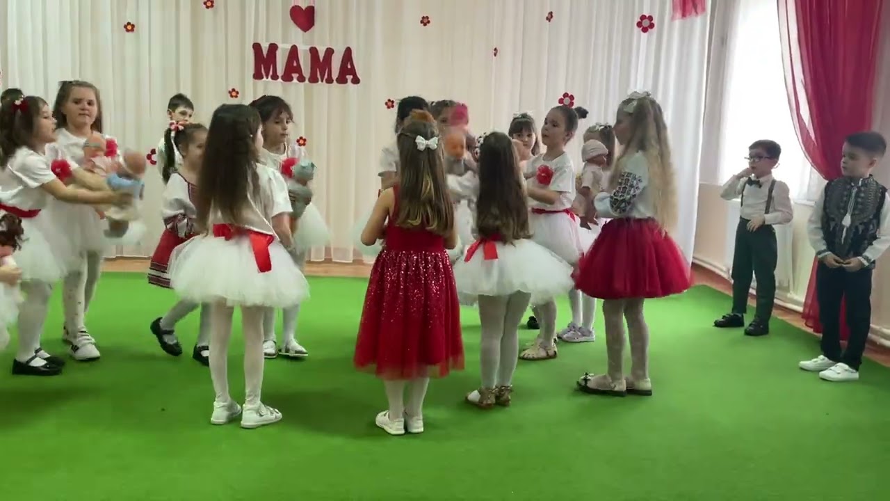 Sărbătoarea mamelor 2026, dans cu păpuși