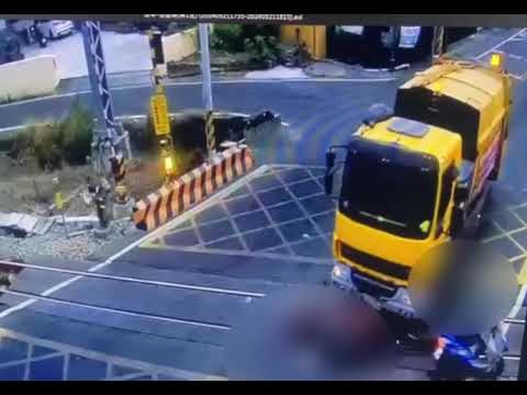 (撞擊畫面曝光)騎士路口遭垃圾車撞飛 人車噴飛至平交道 台鐵林邊至佳冬段交通因此中斷51分