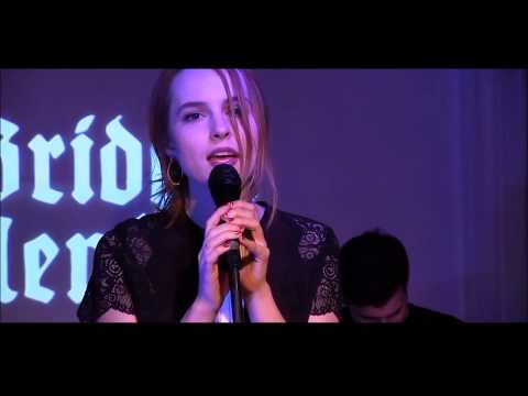 Bridgit Mendler: Natural vibrato?
