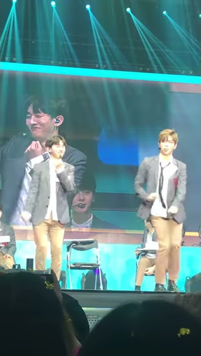 170922 Kang Daniel Yoon Ji Sung cute and random dance  - Wanna One Singapore Fanmeet