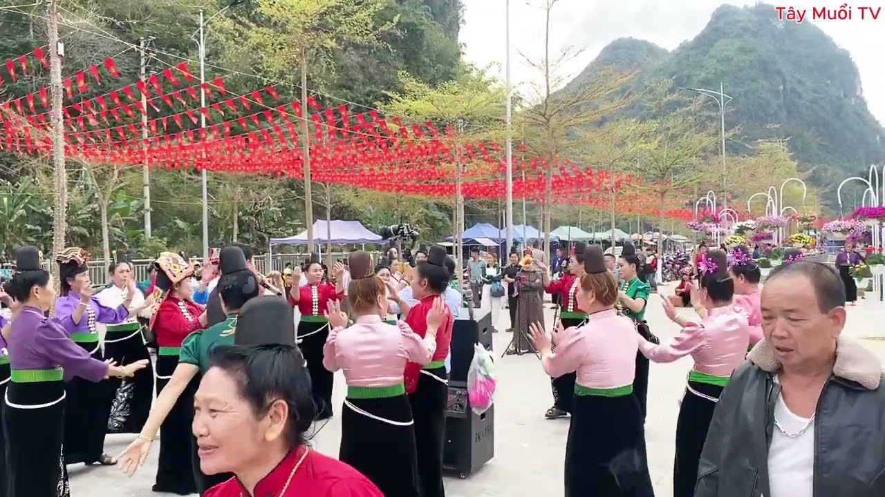 Mọi người múa xòe vui ngày Tết 