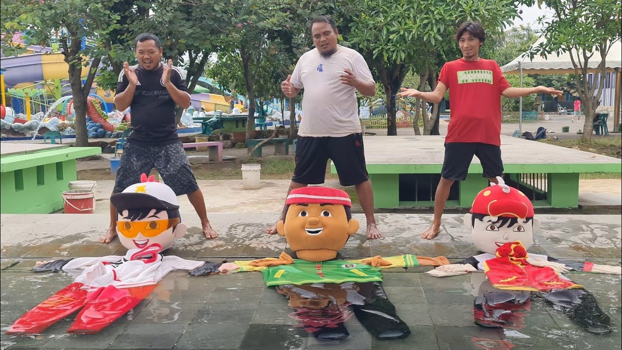BADUT BOBOIBOY LUCU LOMBA MEMAKAI KOSTUM DI KOLAM RENANG