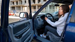 GIRL TEST DRIVING OLD CAR IN THE MUD ROAD HONDA CR-V 2000