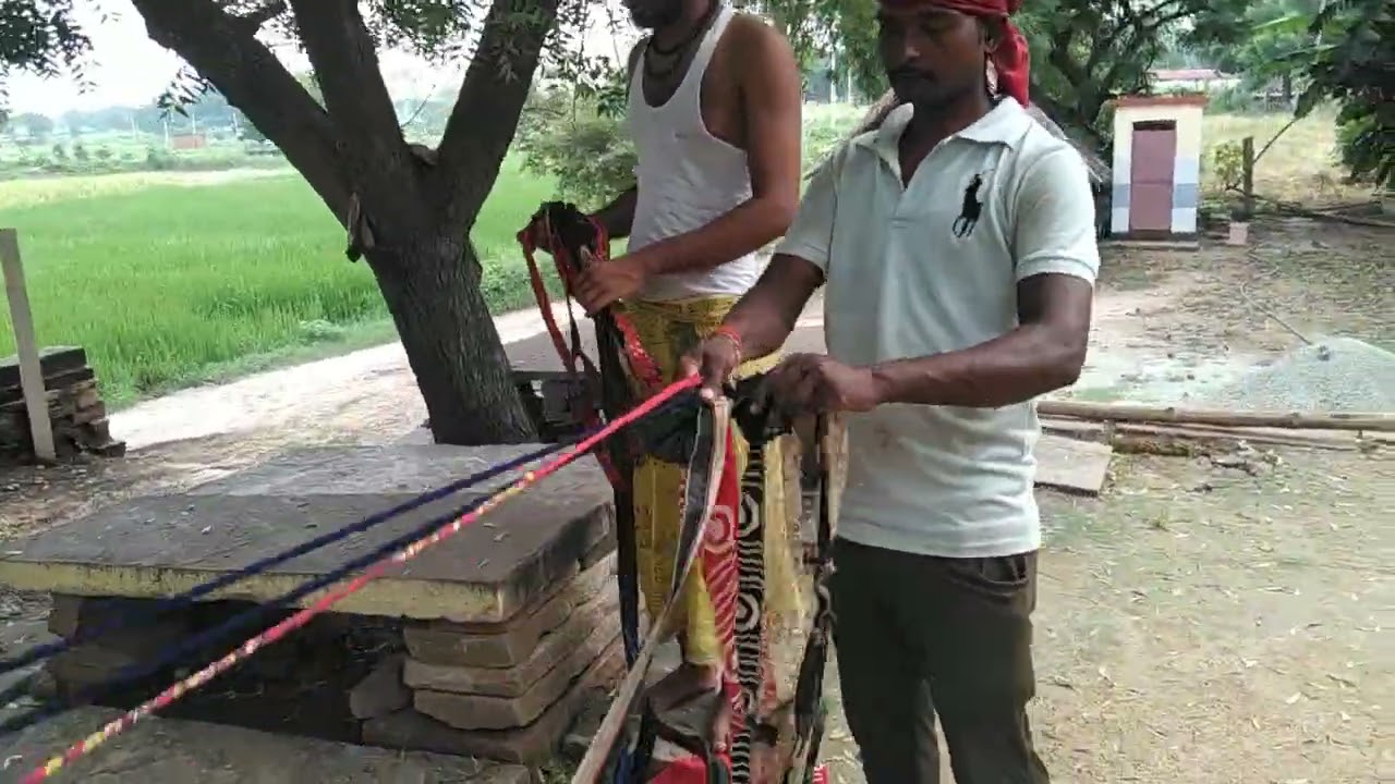 गांव में आया साड़ी का रस्सी बनाने वाला मशीन।