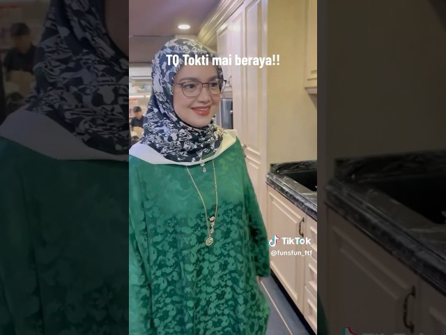 DS Siti Nurhaliza Beraya Tetap Humble Ambil Makanan Di Dapur class=