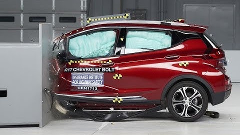 2017 Chevrolet Bolt driver-side small overlap crash test (extended footage)
