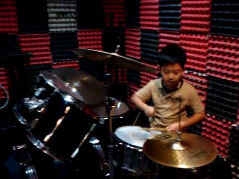 Music education-Henry Hoh jams with mult-instrumen...