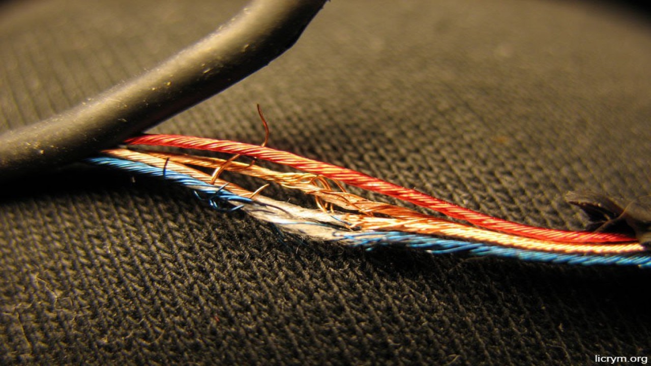 Шнур на разрыв. Провод для наушников. Оплетка провода наушников. Починить кабель наушников. Порванный провод.