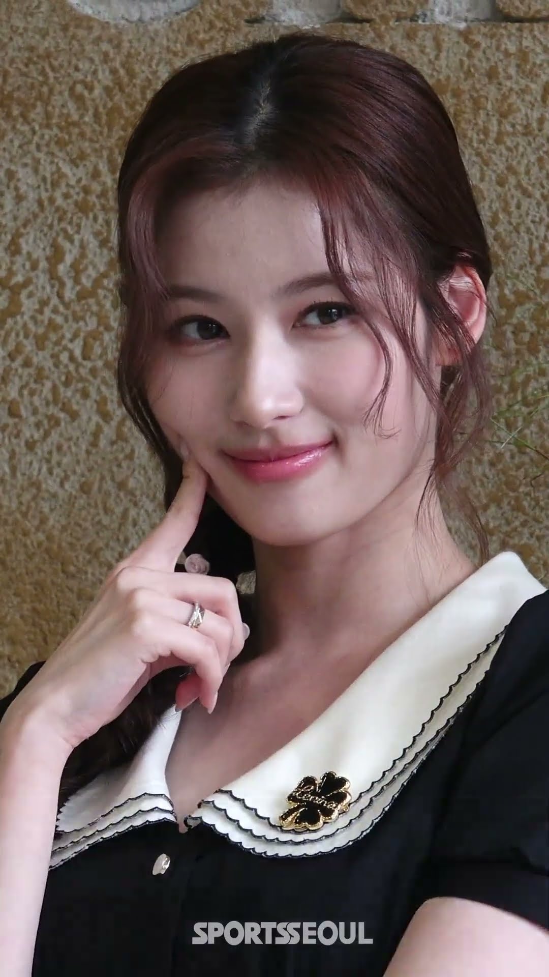 트와이스 사나(TWICE SANA), '심쿵' 인형의 눈맞춤