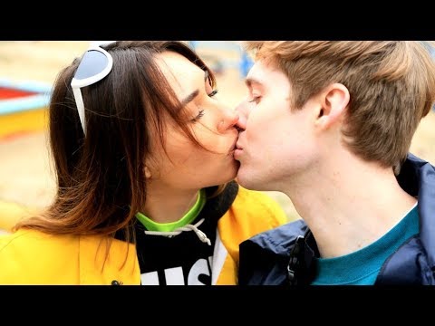 Как заставить парня Вас поцеловать