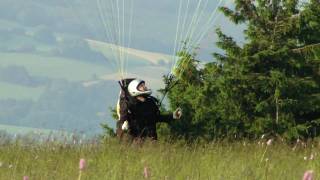 Der Poser Spaziert Mit Dem Schirm