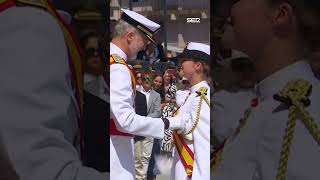 La princesa LEONOR se DESPIDE de Marín condecorada por su PADRE