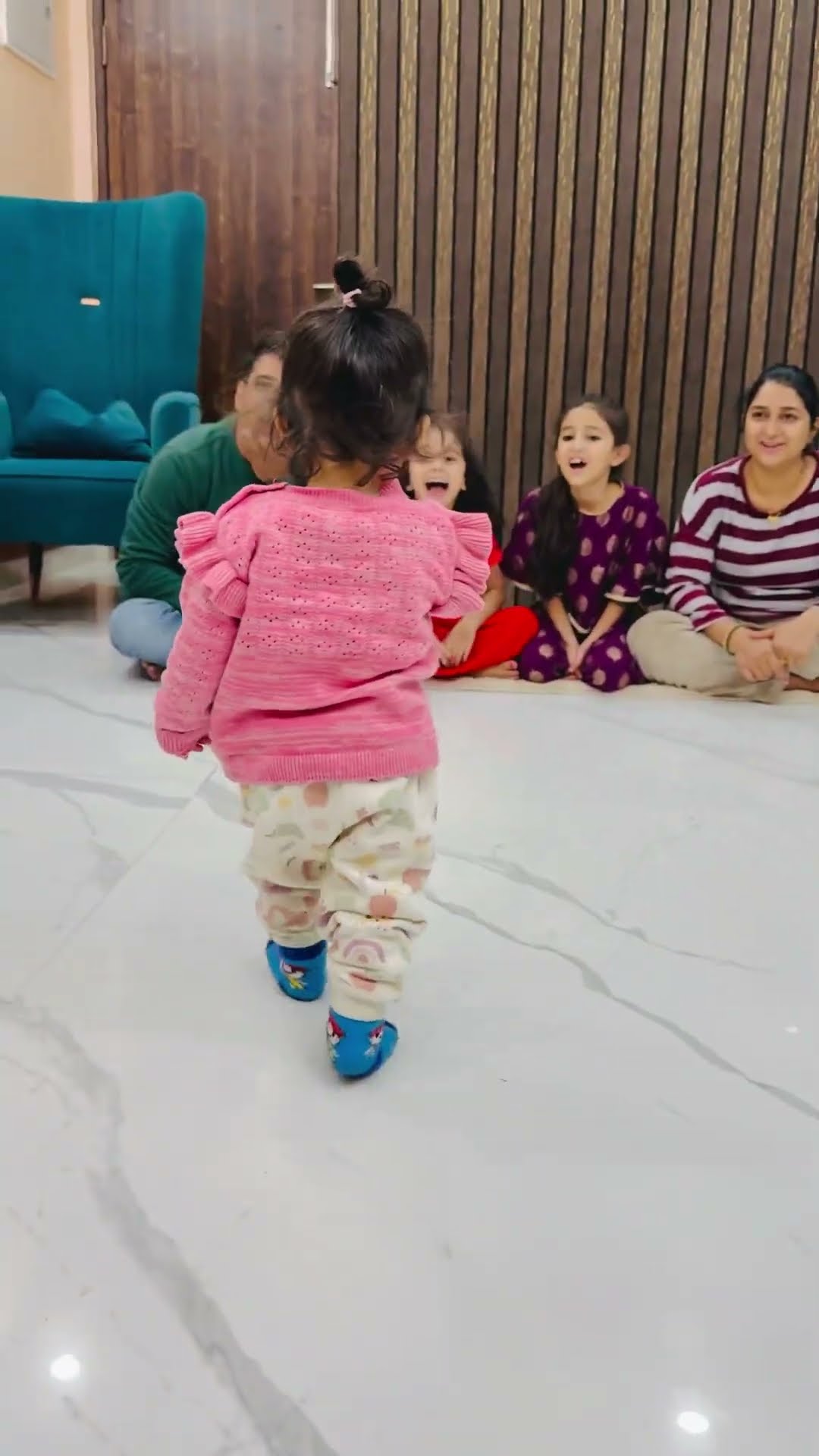 Cute baby kisko sabse acha manti hai