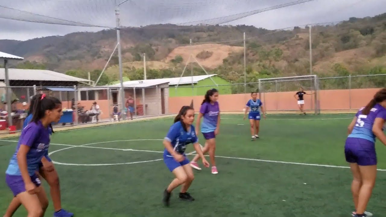 Chicas plus VS los bichos 4k el partido comenzó.Reto de fútbol.P4