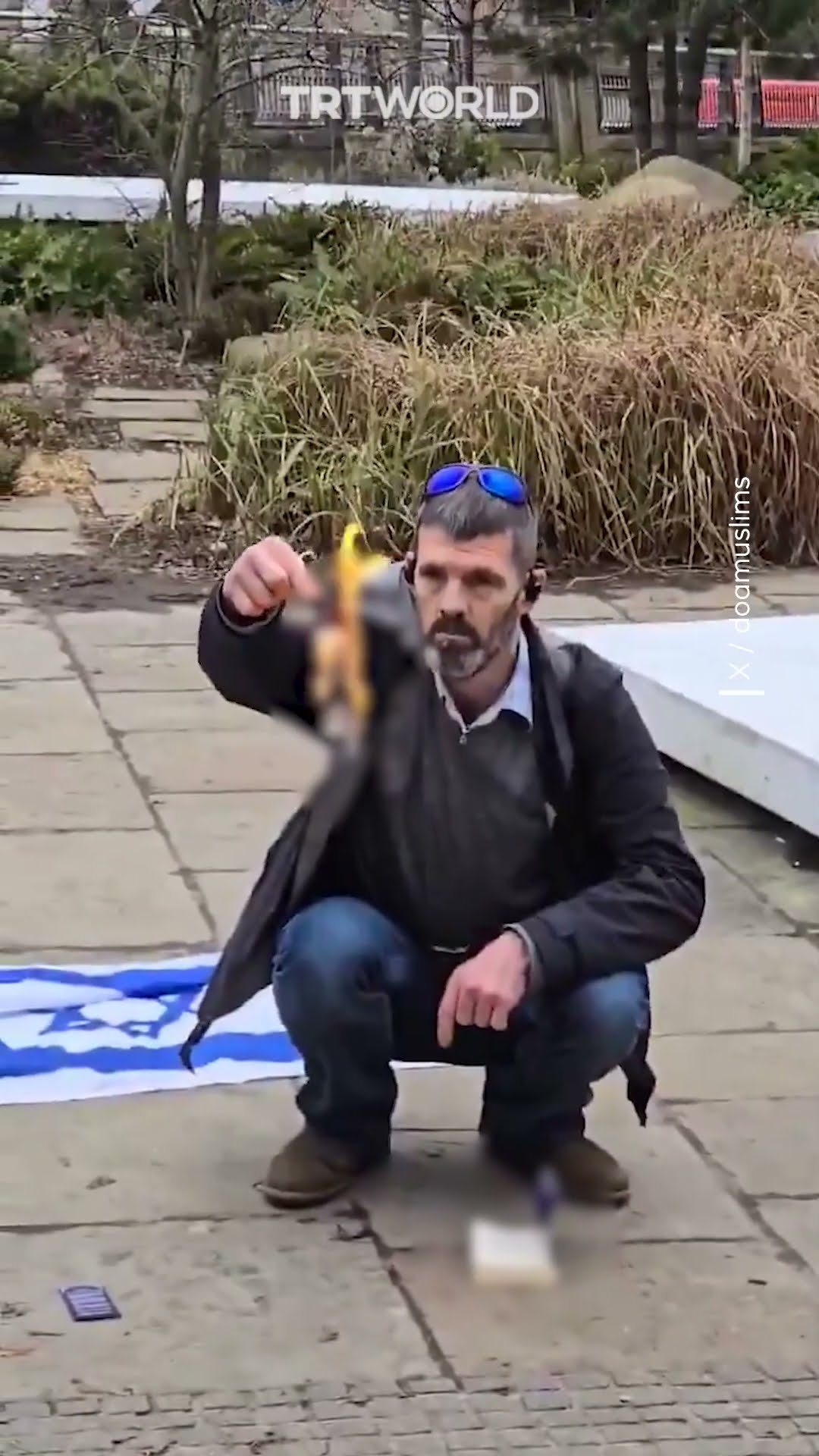 Pro-Israeli British man desecrates Quran in Manchester, UK