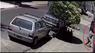 Bº Camba Cuá: video muestra un violento arrebato a plena luz del día