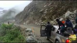 Videoaficionado capta el momento justo en que un alud se traga un camión plataforma