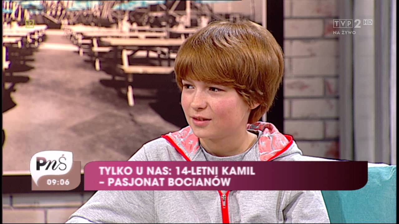 Chłopiec, który opiekuje się bocianami