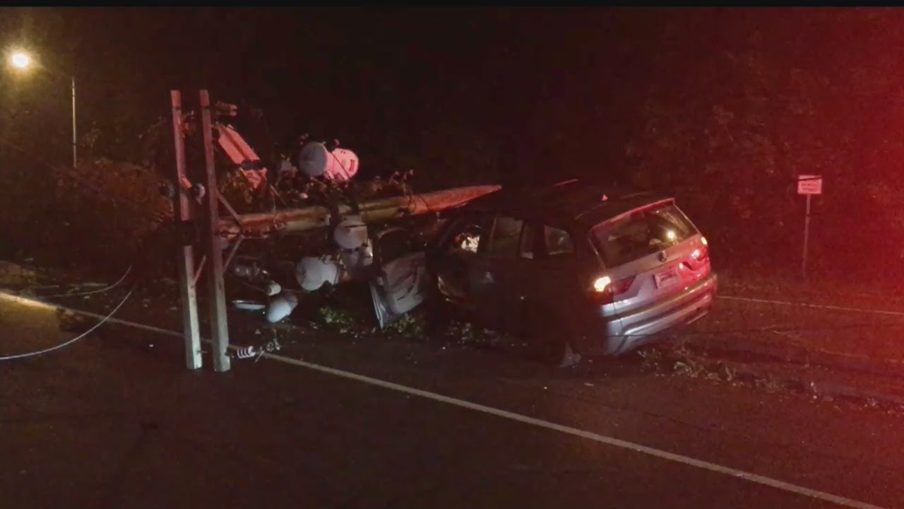 Car crashes into electrical pole, knocking out power for Youngstown