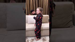 بدها تلصق العلكة ولكن   سمعها